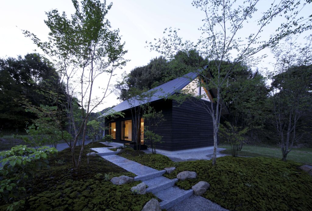 埋炭によって土地の空気を整える家づくり｜NATURAL STUDIO
